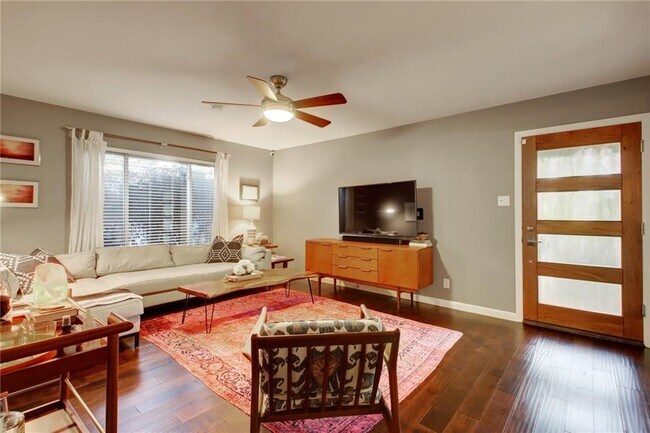 Foto del edificio - 7807 Lazy Ln