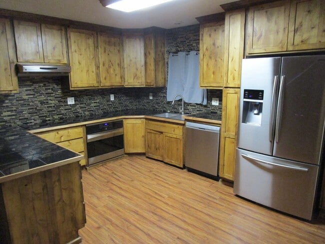 Building Photo - 2 Story House, 4 Bedrooms + Bonus Room in Ochoco West - Water/Sewer Provided - Available Now!