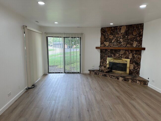 Foto del edificio - 1365 N Sterling Ave