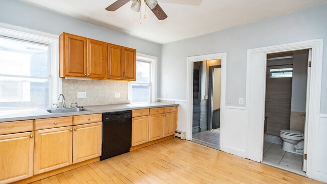 Building Photo - 74 Vernon Street, Unit 2