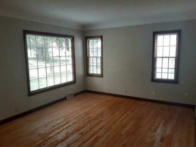Building Photo - Freshly updated 3 Bed/1.5 Bath House- Robb...