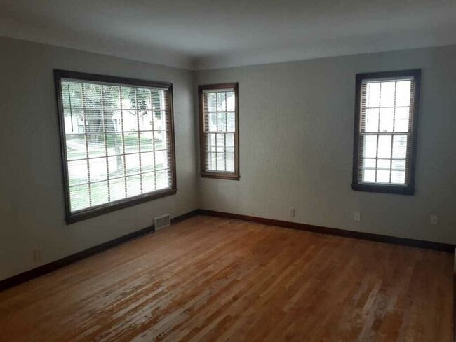 Foto del edificio - Freshly updated 3 Bed/1.5 Bath House- Robbinsdale- Available NOW!