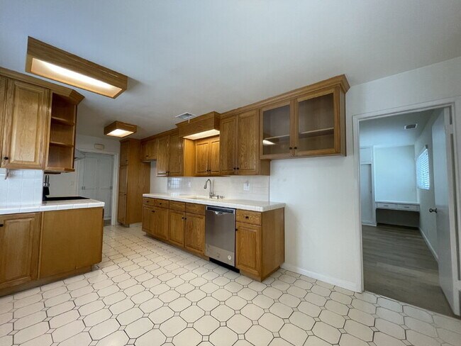 Foto del edificio - 2050 McNab Ave