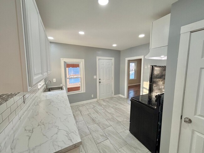 Foto del edificio - Spacious 4bd Home | 1st Floor Laundry Room | Hardwood Floors