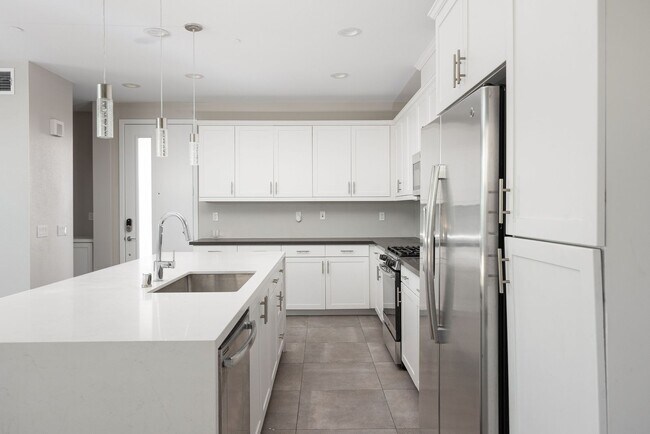 Foto del edificio - Spacious 4 Bedroom Townhome in the Milleni...