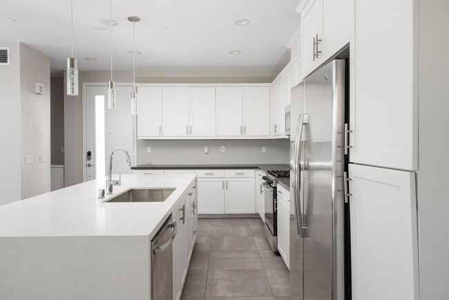 Foto del edificio - Spacious 4 Bedroom Townhome in the Millenia Community!