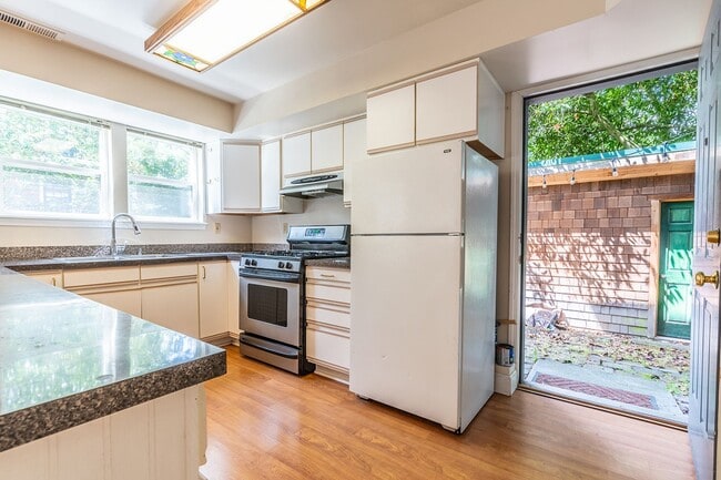 Photo - 2BR Apartment in Classic Capitol HIll Hous...
