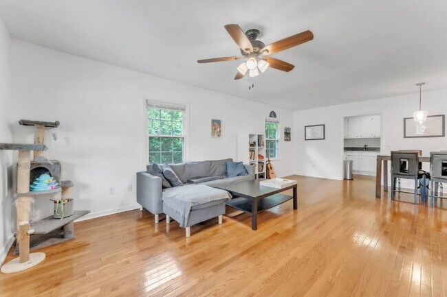 Foto del edificio - Quaint 3-Bedroom Retreat with Fireplace & ...