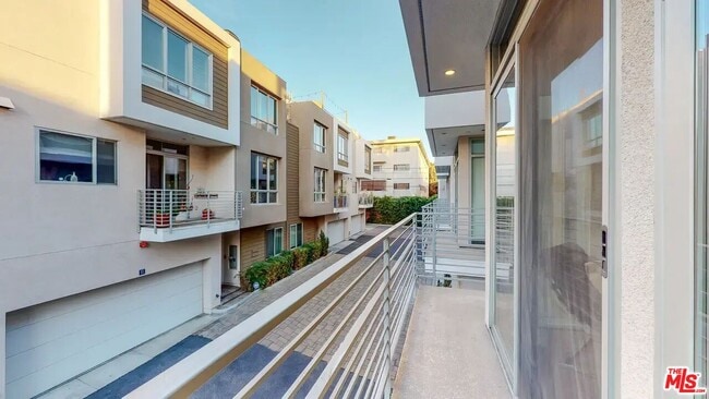 Foto del edificio - 1400 N Fuller Ave