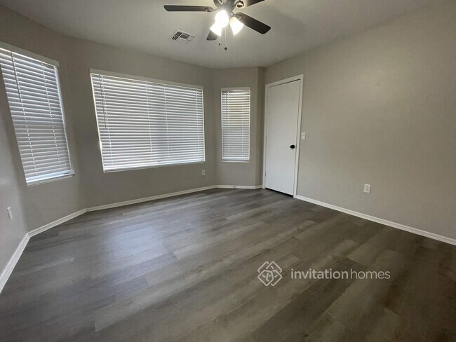 Foto del edificio - 984 N Martingale Rd