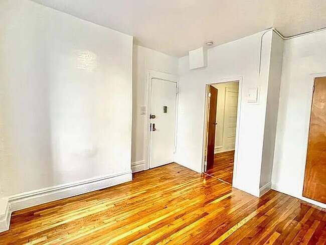 Building Photo - 322 West 11th Street