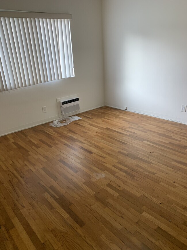 bedroom with AC unit - 4450 Overland Ave