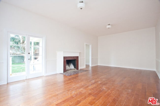 Building Photo - 153 Hollister Ave