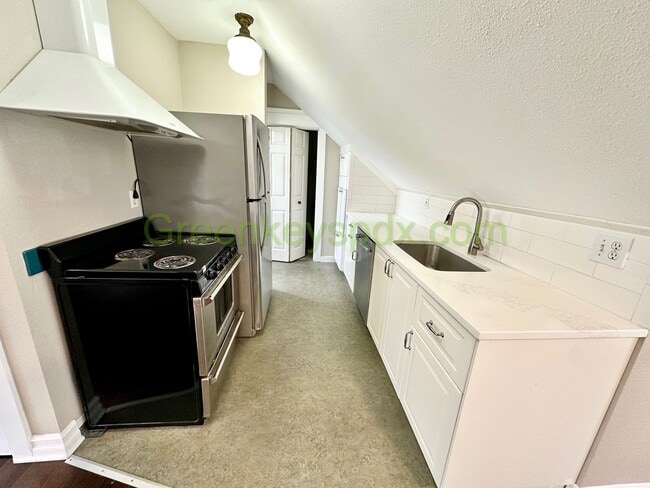 Building Photo - Gorgeous 1 Bedroom 1 Bath Top Floor Unit i...
