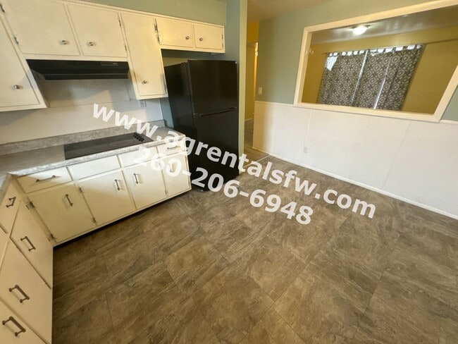 Building Photo - 4 Bedroom House