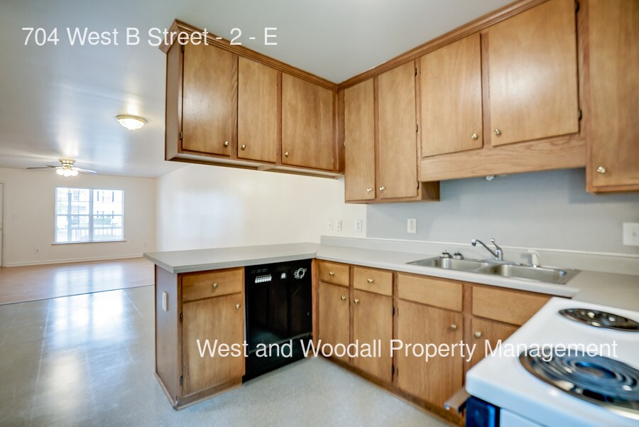 Primary Photo - 704 W B St