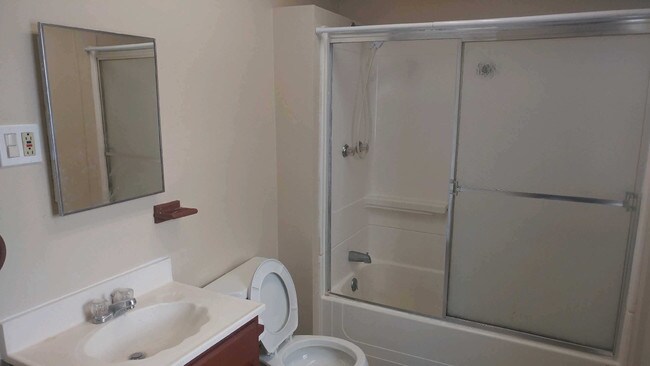Building Photo - 222 RIVERSIDE 3 BED 1 BATH UPPER APT FOR RENT