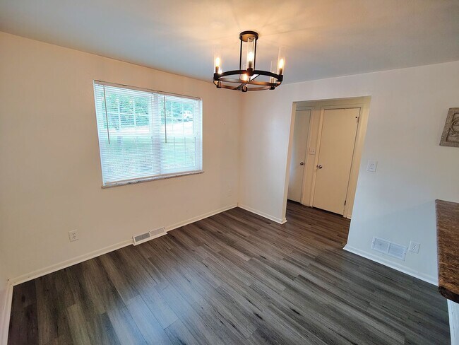 Foto del edificio - *Updated & Spacious 3BR/1.5BA Single-Family Home Available in West Mifflin*