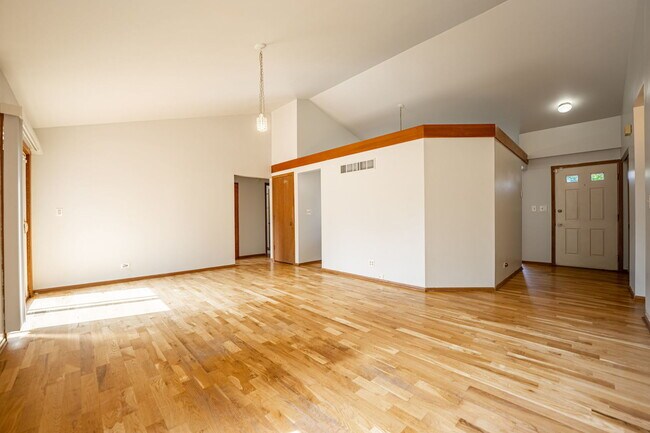 Building Photo - 220 Longford Ct