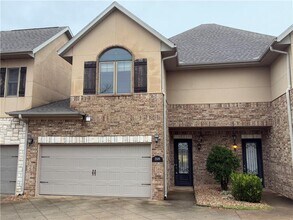 Building Photo - 2509 S Everest Ave