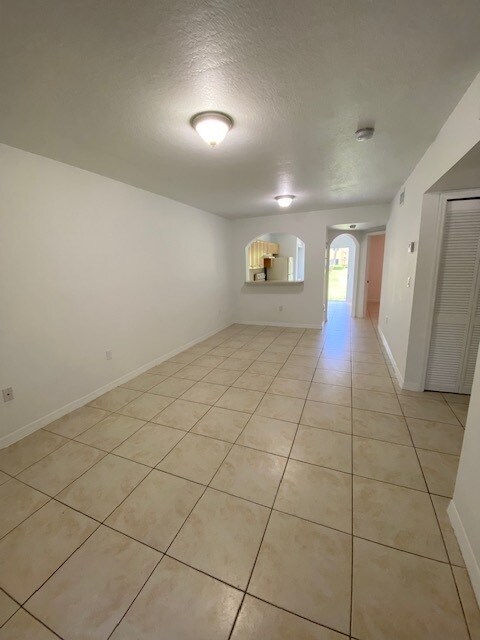 Building Photo - 945 NE 33rd Ter