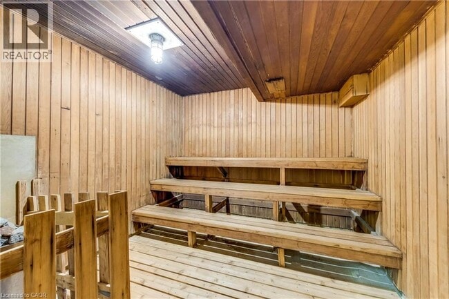 Photo du bâtiment - 221 Queen St S