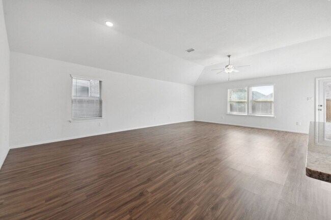 Building Photo - 4 bedroom, 2 bath, 2019 sqft, pets allowed...
