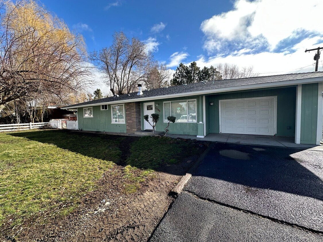 Primary Photo - 3 Bedroom 2 Bath Home in Suburbs