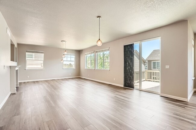 Large Beautiful Rental! Move in by next week! - Large Beautiful Rental! Move in by next week! House