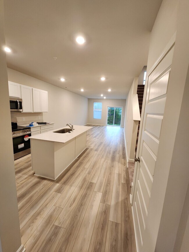 Building Photo - 687 Birdie Dr