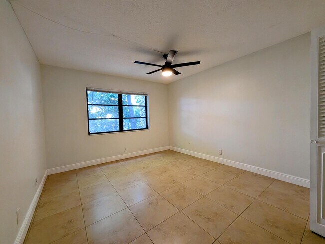 Foto del edificio - 3119 Oakland Shores Dr