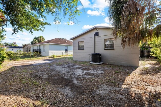 Building Photo - Spacious 3bdrm/1bath with bonus room ** $1,595.00 ** Section 8 OK ** Ready NOW **