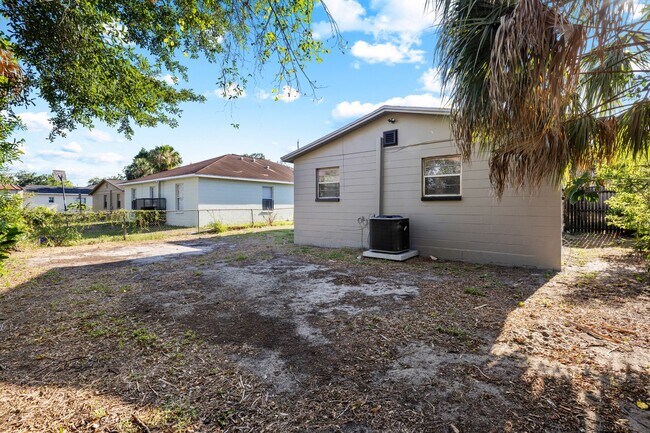 Foto del edificio - Spacious 3bdrm/1bath with bonus room ** $1,595.00 ** Section 8 OK ** Ready NOW **