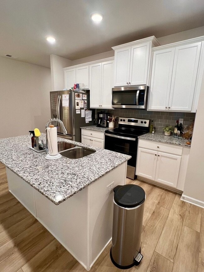 Building Photo - Charming & Convenient 3BR Home in Oakwood