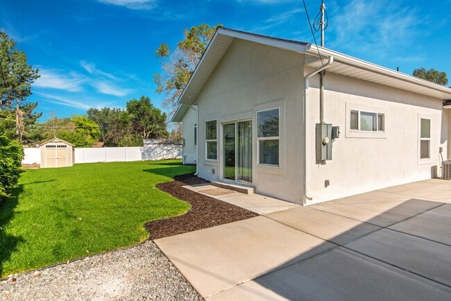 Building Photo - 940 E Buddlea Dr