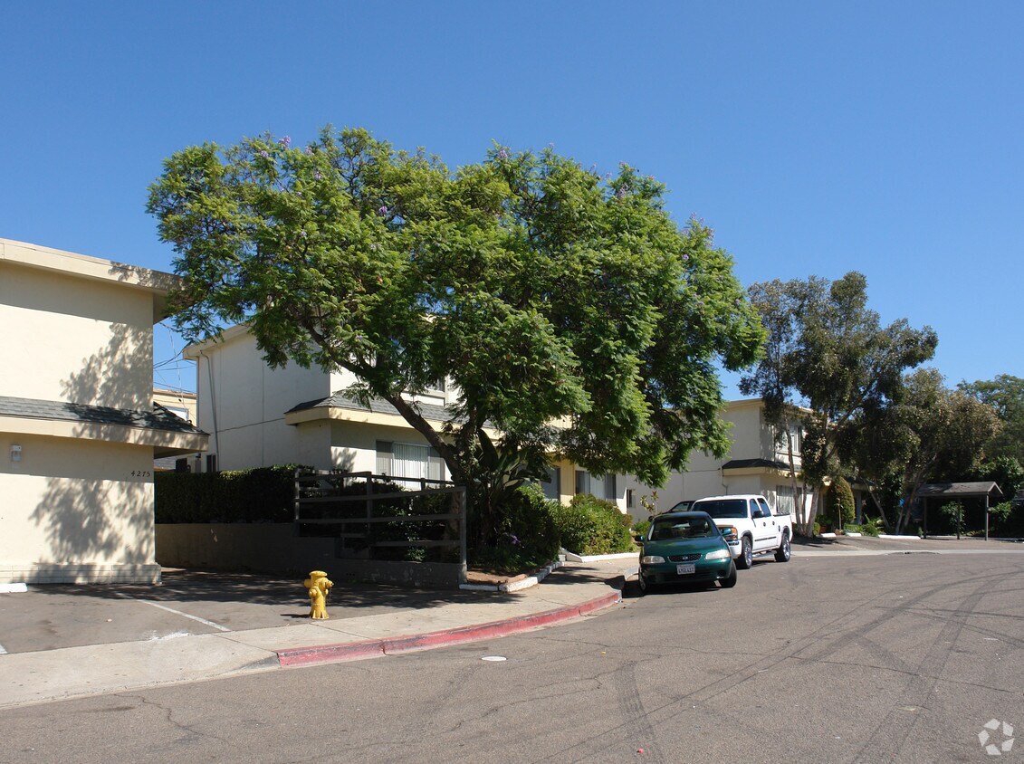 Foto del edificio - 4265-4269 Schoolridge Ln