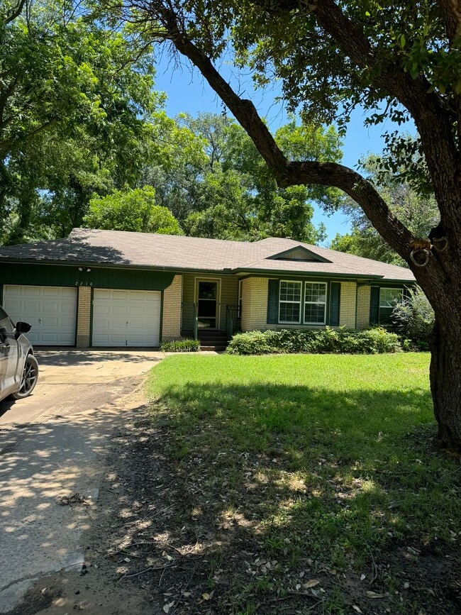 Building Photo - 2210 Robinwood Ln