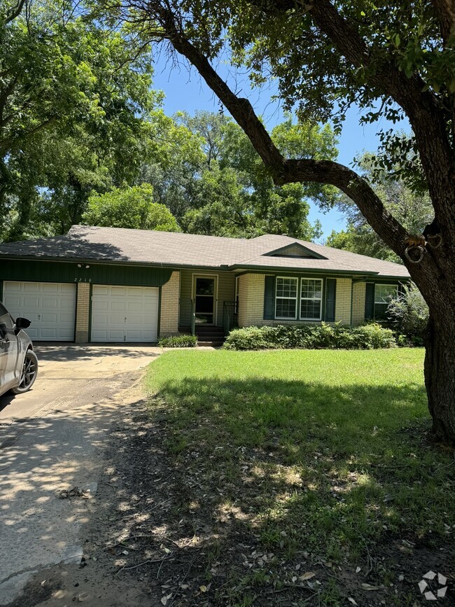 Building Photo - 2210 Robinwood Ln