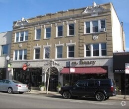 Building Photo - 5705 N Clark St