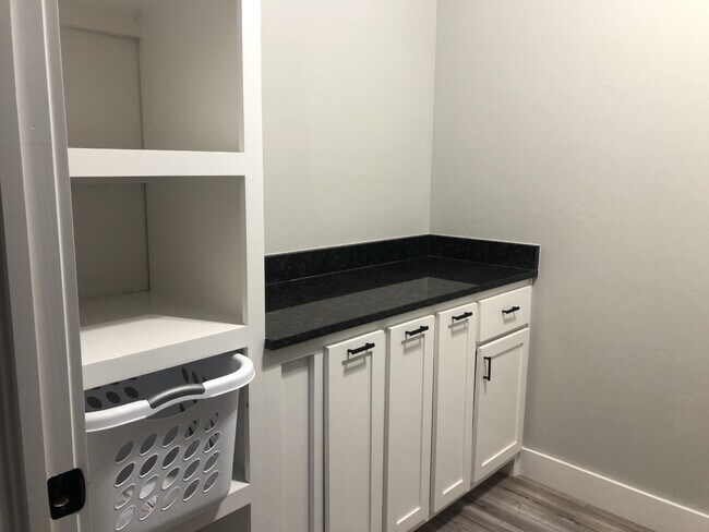 Building Photo - 2725 Stinnett Ln