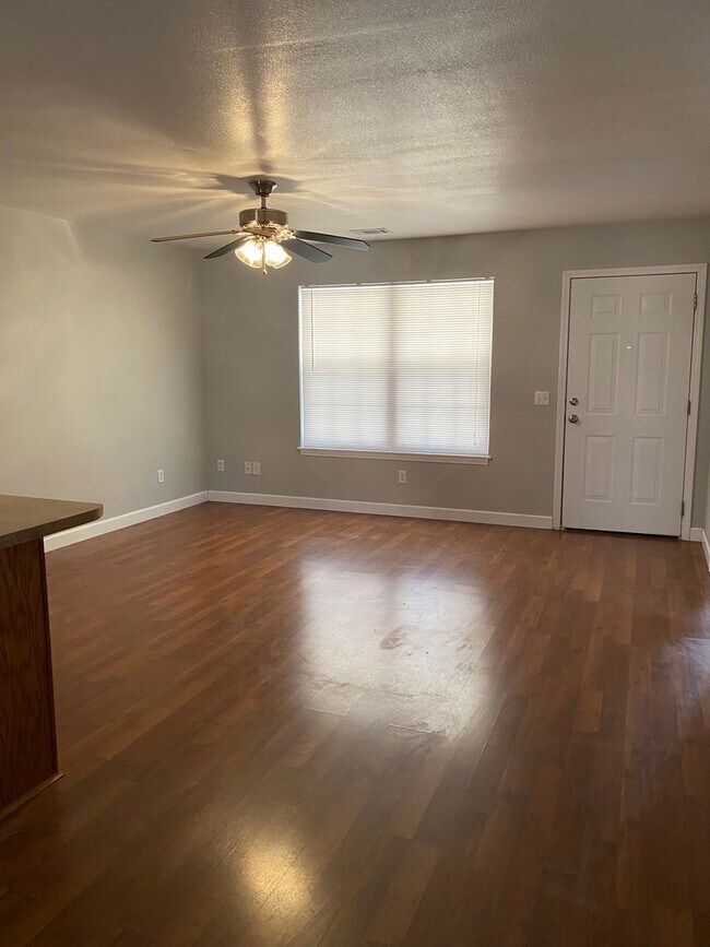 Foto del edificio - 305 Cedar Creek Dr