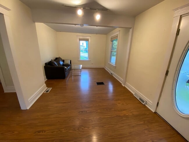 Building Photo - 208 Beakes