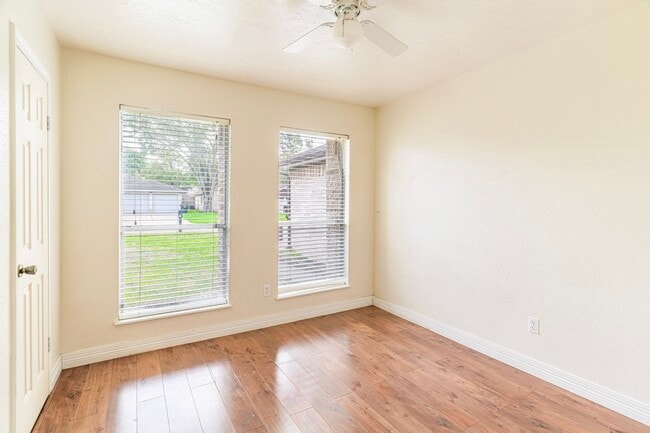 Building Photo - 22018 Kenlake Dr