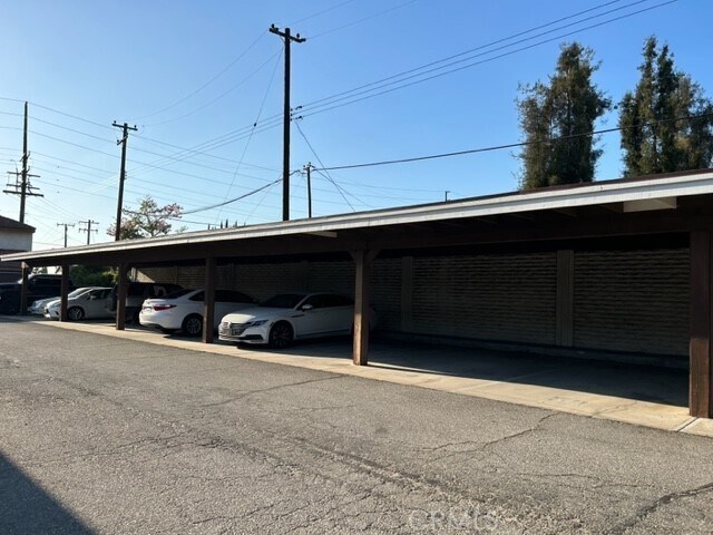 Foto del edificio - 8531 Meadow Brook Ave