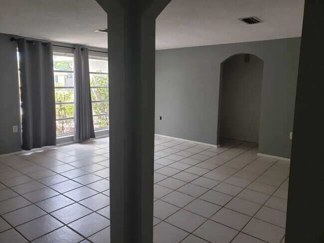 Foto del edificio - 10030 Glen Moor Ln