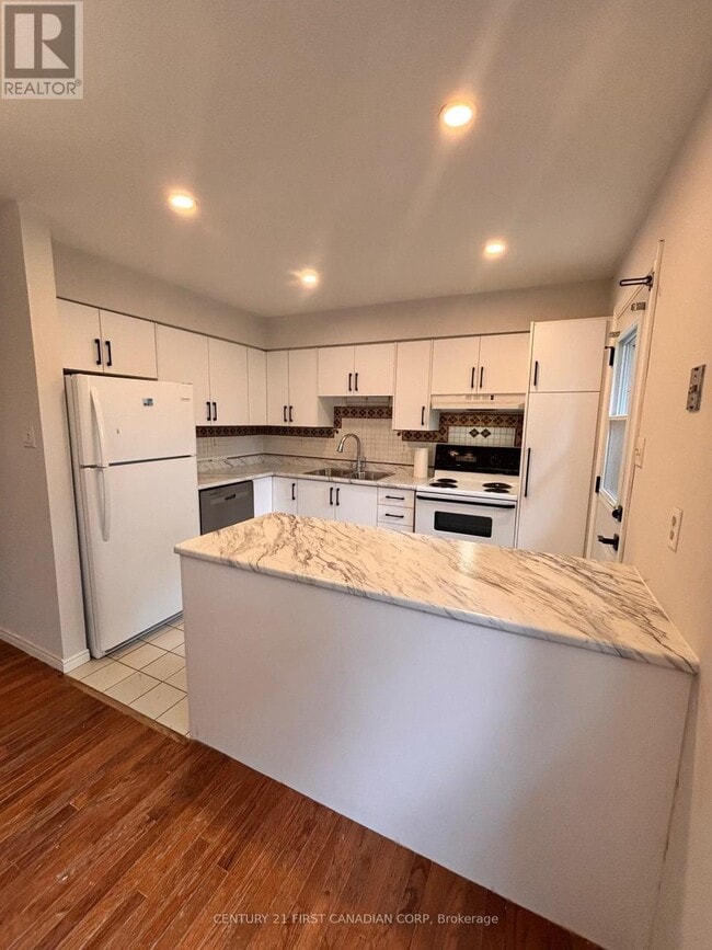 Photo du bâtiment - 925-925 Lawson Rd