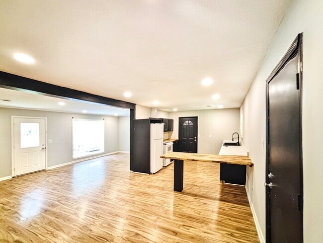 Foto del edificio - 742 Heather Ln