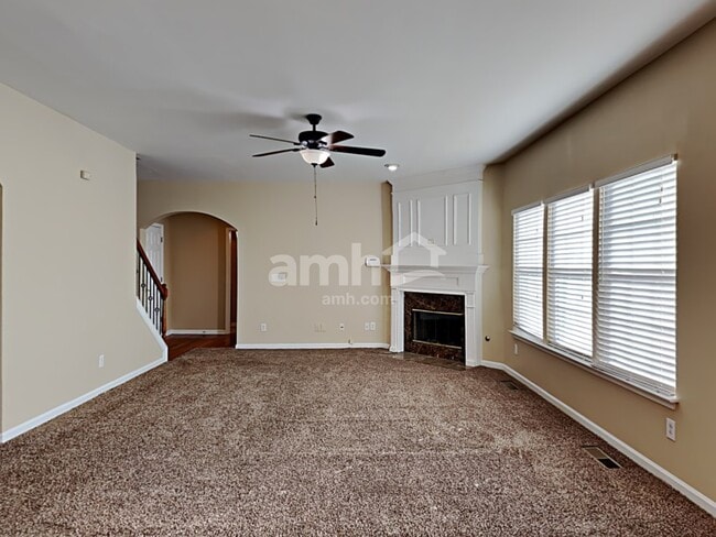 Foto del edificio - 586 Creek Valley Ct