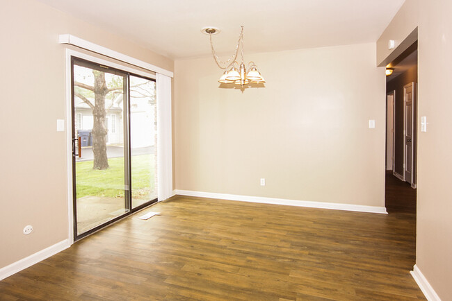 Building Photo - 3 Bedroom Duplex in Greenwood