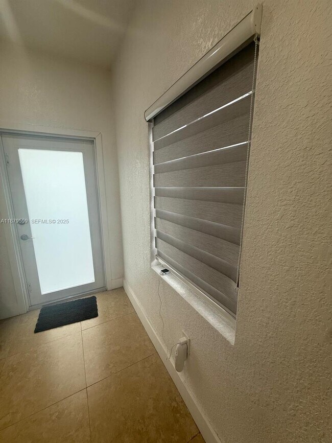 Foto del edificio - 571 E 45th St